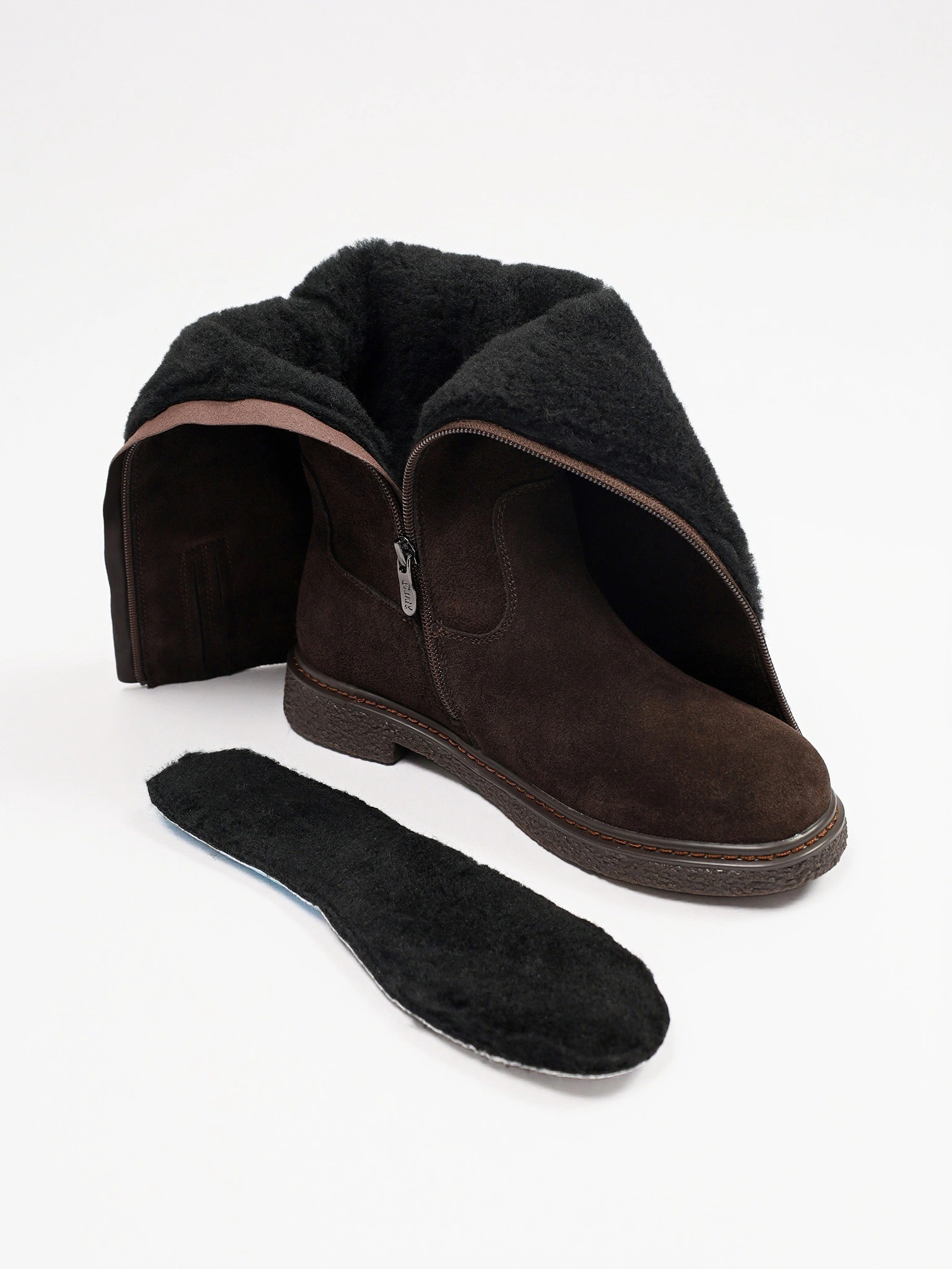 Сапоги коричневого цвета из натуральной замши на низком каблуке